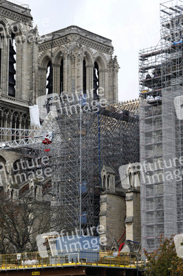 Wiederaufbau der zerstörten Kathedrale Notre-Dame de Paris