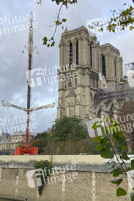 Wiederaufbau der zerstörten Kathedrale Notre-Dame de Paris