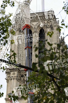 Wiederaufbau der zerstörten Kathedrale Notre-Dame de Paris
