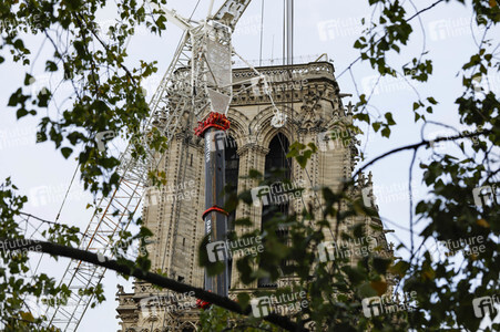 Wiederaufbau der zerstörten Kathedrale Notre-Dame de Paris