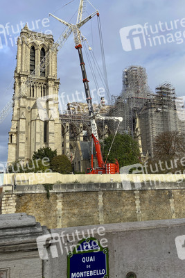 Wiederaufbau der zerstörten Kathedrale Notre-Dame de Paris