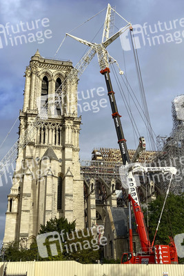 Wiederaufbau der zerstörten Kathedrale Notre-Dame de Paris