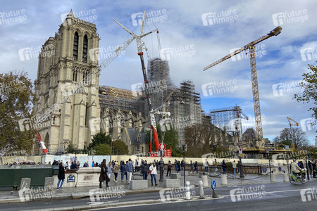 Wiederaufbau der zerstörten Kathedrale Notre-Dame de Paris
