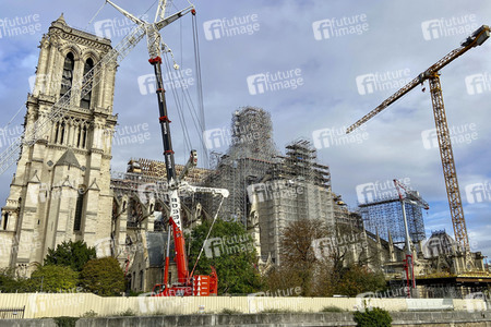 Wiederaufbau der zerstörten Kathedrale Notre-Dame de Paris