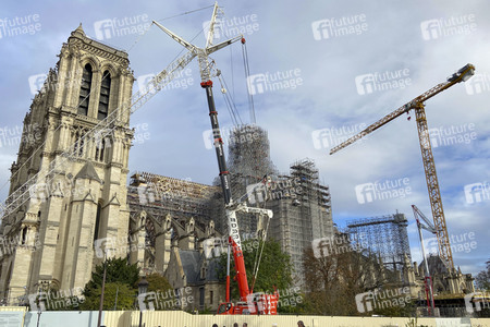 Wiederaufbau der zerstörten Kathedrale Notre-Dame de Paris