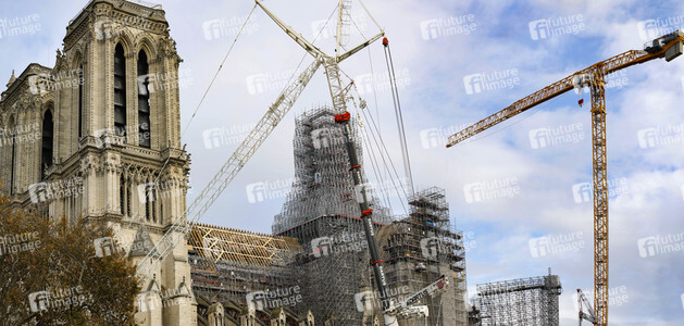 Wiederaufbau der zerstörten Kathedrale Notre-Dame de Paris