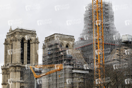 Wiederaufbau der zerstörten Kathedrale Notre-Dame de Paris