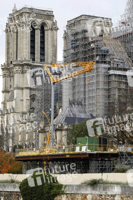 Wiederaufbau der zerstörten Kathedrale Notre-Dame de Paris