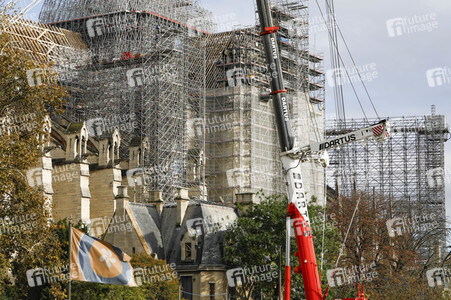 Wiederaufbau der zerstörten Kathedrale Notre-Dame de Paris