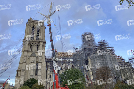 Wiederaufbau der zerstörten Kathedrale Notre-Dame de Paris