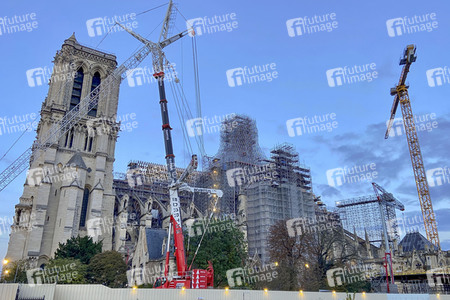 Wiederaufbau der zerstörten Kathedrale Notre-Dame de Paris