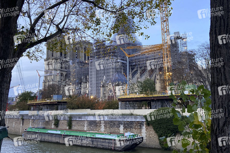 Wiederaufbau der zerstörten Kathedrale Notre-Dame de Paris