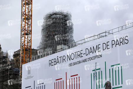 Wiederaufbau der zerstörten Kathedrale Notre-Dame de Paris