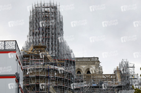 Wiederaufbau der zerstörten Kathedrale Notre-Dame de Paris