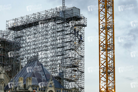 Wiederaufbau der zerstörten Kathedrale Notre-Dame de Paris