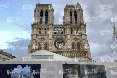 Wiederaufbau der zerstörten Kathedrale Notre-Dame de Paris