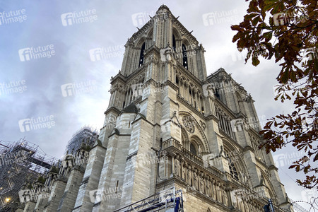 Wiederaufbau der zerstörten Kathedrale Notre-Dame de Paris
