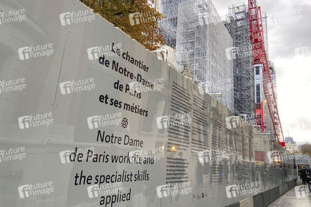 Wiederaufbau der zerstörten Kathedrale Notre-Dame de Paris