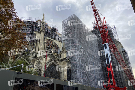 Wiederaufbau der zerstörten Kathedrale Notre-Dame de Paris