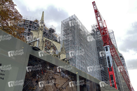 Wiederaufbau der zerstörten Kathedrale Notre-Dame de Paris