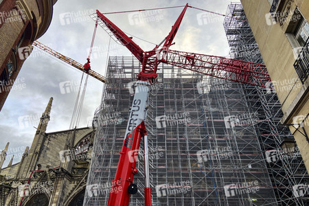 Wiederaufbau der zerstörten Kathedrale Notre-Dame de Paris