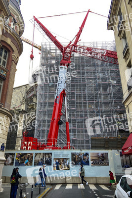 Wiederaufbau der zerstörten Kathedrale Notre-Dame de Paris