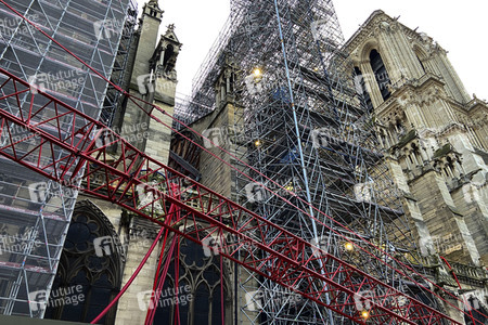Wiederaufbau der zerstörten Kathedrale Notre-Dame de Paris