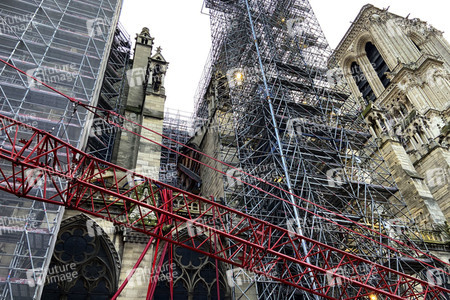 Wiederaufbau der zerstörten Kathedrale Notre-Dame de Paris