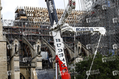 Wiederaufbau der zerstörten Kathedrale Notre-Dame de Paris