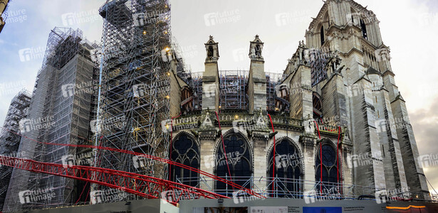 Wiederaufbau der zerstörten Kathedrale Notre-Dame de Paris