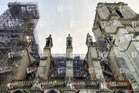 Wiederaufbau der zerstörten Kathedrale Notre-Dame de Paris