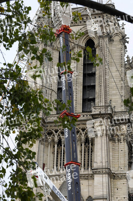 Wiederaufbau der zerstörten Kathedrale Notre-Dame de Paris