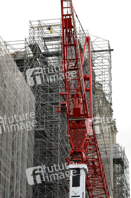 Wiederaufbau der zerstörten Kathedrale Notre-Dame de Paris