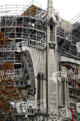 Wiederaufbau der zerstörten Kathedrale Notre-Dame de Paris