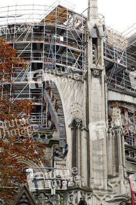 Wiederaufbau der zerstörten Kathedrale Notre-Dame de Paris