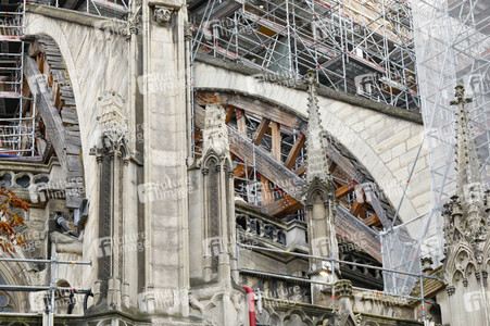 Wiederaufbau der zerstörten Kathedrale Notre-Dame de Paris