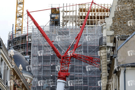 Wiederaufbau der zerstörten Kathedrale Notre-Dame de Paris