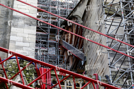 Wiederaufbau der zerstörten Kathedrale Notre-Dame de Paris
