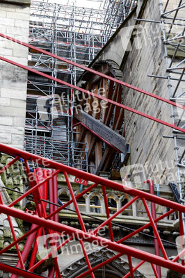 Wiederaufbau der zerstörten Kathedrale Notre-Dame de Paris