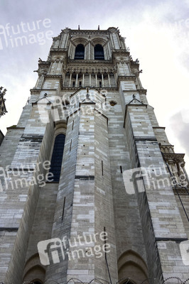 Wiederaufbau der zerstörten Kathedrale Notre-Dame de Paris