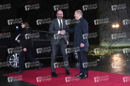 Olaf Scholz beim Empfang des Präsidenten des Europäischen Rates sowie sechs EU-Staats- und Regierungschefs in Berlin