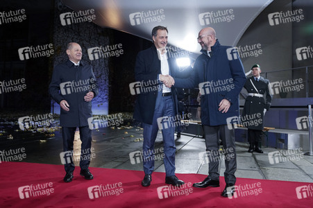 Olaf Scholz beim Empfang des Präsidenten des Europäischen Rates sowie sechs EU-Staats- und Regierungschefs in Berlin