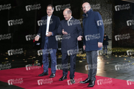 Olaf Scholz beim Empfang des Präsidenten des Europäischen Rates sowie sechs EU-Staats- und Regierungschefs in Berlin