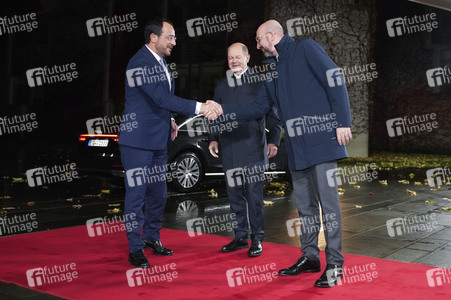 Olaf Scholz beim Empfang des Präsidenten des Europäischen Rates sowie sechs EU-Staats- und Regierungschefs in Berlin