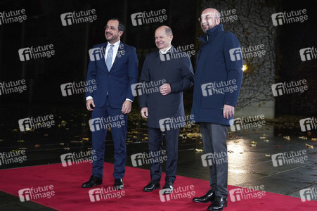 Olaf Scholz beim Empfang des Präsidenten des Europäischen Rates sowie sechs EU-Staats- und Regierungschefs in Berlin