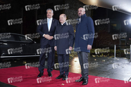 Olaf Scholz beim Empfang des Präsidenten des Europäischen Rates sowie sechs EU-Staats- und Regierungschefs in Berlin