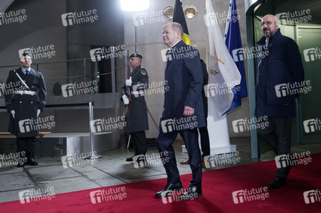 Olaf Scholz beim Empfang des Präsidenten des Europäischen Rates sowie sechs EU-Staats- und Regierungschefs in Berlin