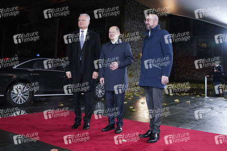 Olaf Scholz beim Empfang des Präsidenten des Europäischen Rates sowie sechs EU-Staats- und Regierungschefs in Berlin