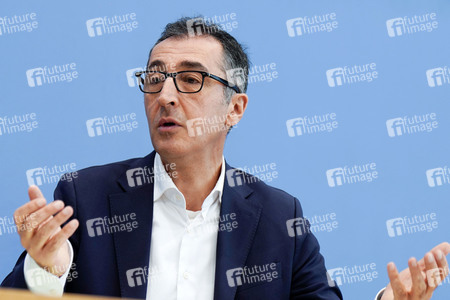 Bundespressekonferenz Bio-Strategie 2030 in Berlin