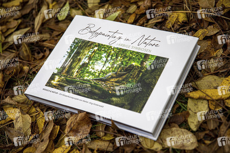 Buchproduktion 'Bodypainting in Nature - Farbige Symbiosen' in Hannover